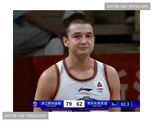 特写：主帅西热力江再次将自己换上场的五分钟，同曦主场气氛被点燃