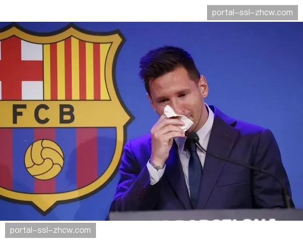 现场报道:大量巴萨球迷滞留场外,抗议俱乐部高昂的客场球票定价政策 现场报道:大量巴萨球迷滞留场外,抗议俱乐部高昂的客场球票定价政策