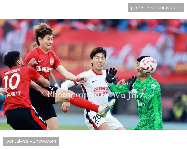 特写：失利后，长春亚泰主教练向远征球迷看台长时间鞠躬致意